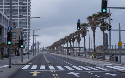 Illustration : dans cette photo du 11 avril 2020, la promenade du front de mer de Tel Aviv et un axe majeur sont vides pendant le confinement imposé par des mesures gouvernementales pour aider à arrêter la propagation du coronavirus à Tel Aviv. (Photo AP / Oded Balilty)