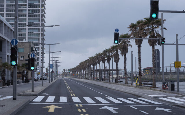 Photo d'illustration : Le front de mer de Tel Aviv et une route majeure vides au cours du confinement décidé par le gouvernement pour aider à stopper la propagation du coronavirus, le 11 avril 2020 (Crédit : AP Photo/Oded Balilty) Photo d'illustration : Le front de mer de Tel Aviv et une route majeure vides au cours du confinement décidé par le gouvernement pour aider à stopper la propagation du coronavirus, le 11 avril 2020 (Crédit : AP Photo/Oded Balilty)
