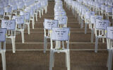 Mille chaises sont placées sur la place Rabin à Tel Aviv pour symboliser les décès dus à la pandémie de coronavirus, le 7 septembre 2020. (AP Photo/Sebastian Scheiner)