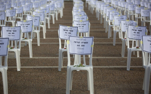 Mille chaises sont placées sur la place Rabin à Tel Aviv pour symboliser les décès dus à la pandémie de coronavirus, le 7 septembre 2020. (AP Photo/Sebastian Scheiner)