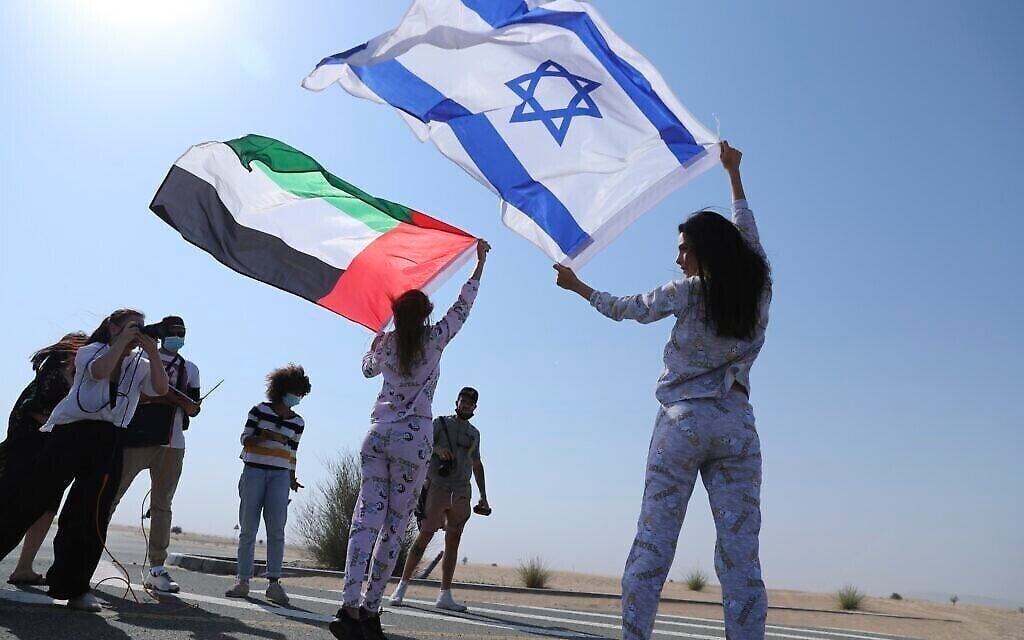 La mannequin israélienne May Tager, (à droite), brandit le drapeau d'Israël bleu et blanc avec l'étoile de David, tandis qu'à ses côtés, Anastasia Bandarenka, mannequin originaire de Russie et basée à Dubaï, agite le drapeau émirati, lors d'une séance photo à Dubaï, aux Émirats arabes unis, le dimanche 8 septembre 2020. (AP Photo/Kamran Jebreili) La mannequin israélienne May Tager, (à droite), brandit le drapeau d'Israël bleu et blanc avec l'étoile de David, tandis qu'à ses côtés, Anastasia Bandarenka, mannequin originaire de Russie et basée à Dubaï, agite le drapeau émirati, lors d'une séance photo à Dubaï, aux Émirats arabes unis, le dimanche 8 septembre 2020. (AP Photo/Kamran Jebreili)