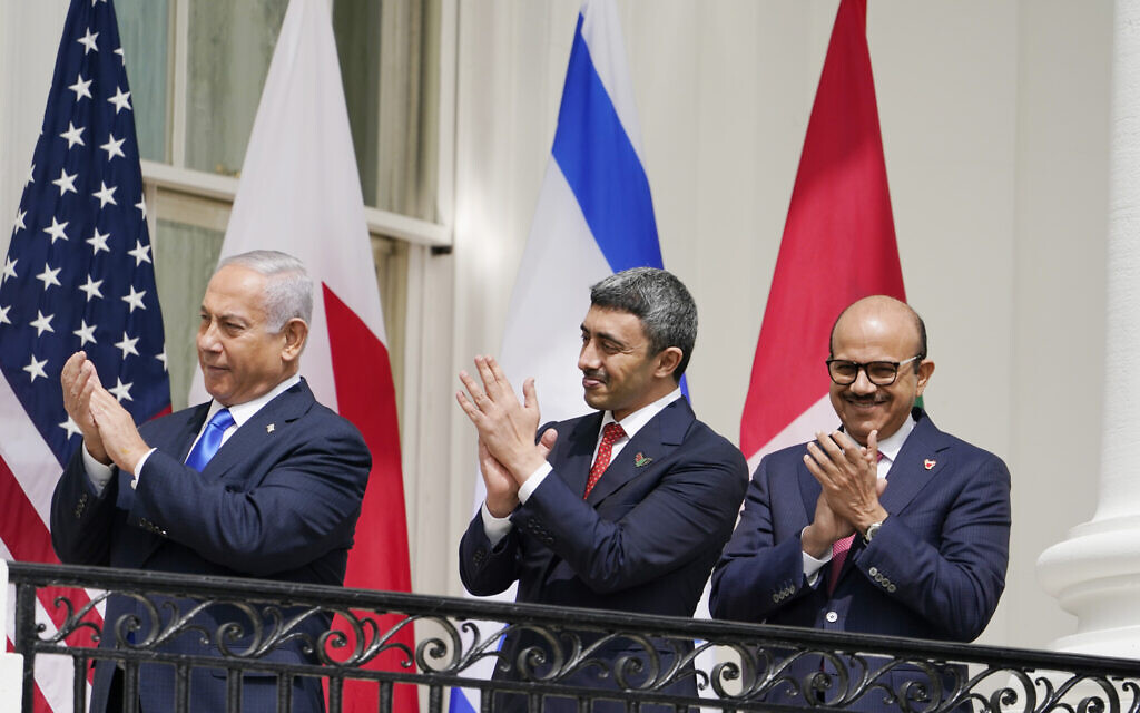 Le ministre des Affaires étrangères Abdullah bin Zayed al-Nahyan et son homologue du Bahreïn Abdullatif al-Zayani au cours de la cérémonie des Accords d'Abraham, le 15 septembre 2020. (Crédit : AP Photo/Alex Brandon) Le ministre des Affaires étrangères Abdullah bin Zayed al-Nahyan et son homologue du Bahreïn Abdullatif al-Zayani au cours de la cérémonie des Accords d'Abraham, le 15 septembre 2020. (Crédit : AP Photo/Alex Brandon)