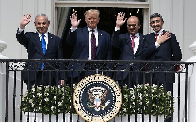 De gauche à droite : Le Premier ministre Benjamin Netanyahu, le président américain Donald Trump, le ministre des Affaires étrangères du Bahreïn Khalid ben Ahmed al-Khalifa et le ministre des Affaires étrangères des Émirats arabes unis Abdullah ben Zayed al-Nahyan posant pour une photo de groupe sur le balcon de la Blue Room après avoir signé les Accords d'Abraham lors d'une cérémonie sur la pelouse sud de la Maison Blanche, à Washington, le 15 septembre 2020. (Crédit : Alex Brandon/AP)