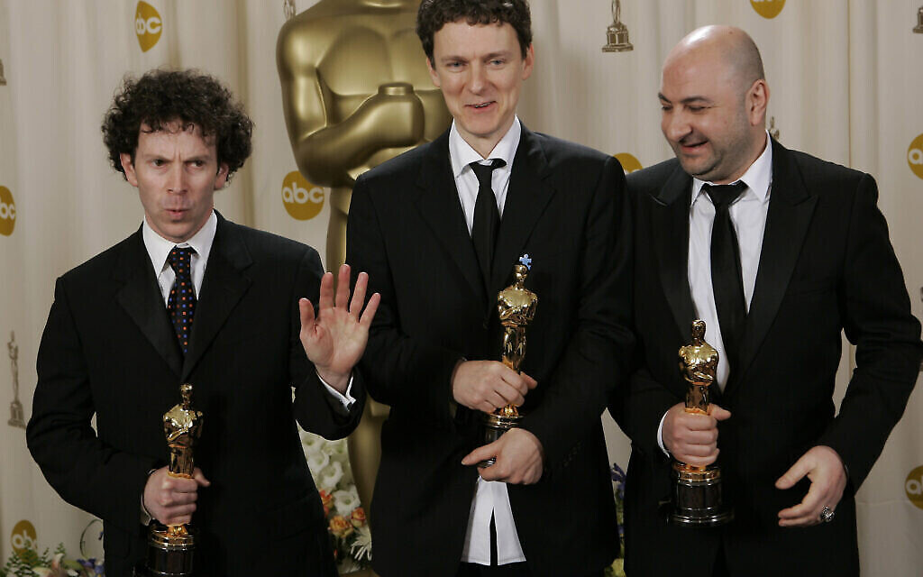 Les scénaristes Charlie Kaufman, Michel Gondry et Pierre Bismuth avec leur Oscar du meilleur scénario original pour "Eternal Sunshine of the Spotless Mind", le 27 février 2005, à Los Angeles. (AP Photo/Reed Saxon)