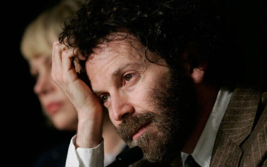 Charlie Kaufman répond aux questions des journalistes lors d'une conférence de presse autour de son film "Synecdoche, New York", présenté au 61e festival de Cannes, le 23 mai 2008. (AP Photo/Francois Mori)