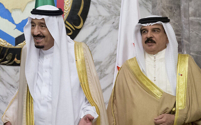 Le roi Salmane d'Arabie saoudite (à gauche) et le roi de Bahreïn Hamad bin Isa al Khalifa lors du sommet du Conseil de coopération du Golfe à Riyad, en Arabie saoudite, le jeudi 21 avril 2016. (Crédit : AP / Carolyn Kaster) Le roi Salmane d'Arabie saoudite (à gauche) et le roi de Bahreïn Hamad bin Isa al Khalifa lors du sommet du Conseil de coopération du Golfe à Riyad, en Arabie saoudite, le jeudi 21 avril 2016. (Crédit : AP / Carolyn Kaster)