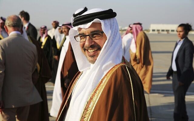 Le prince héritier de Bahreïn, Salmane ben Hamad Al Khalifa, sourit en voyant le prince Charles et son épouse Camilla à Manama, Bahreïn, le vendredi 11 novembre 2016. (Crédit : AP / Jon Gambrell) Le prince héritier de Bahreïn, Salmane ben Hamad Al Khalifa, sourit en voyant le prince Charles et son épouse Camilla à Manama, Bahreïn, le vendredi 11 novembre 2016. (Crédit : AP / Jon Gambrell)