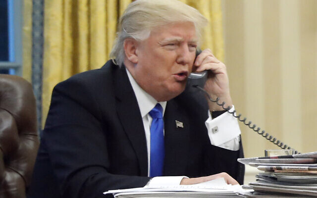 Illustration : Le président américain Donald Trump s'entretient au téléphone avec le Premier ministre australien Malcolm Turnbull dans le bureau ovale de la Maison Blanche à Washington, le 28 janvier 2017. (AP/Alex Brandon, File) Illustration : Le président américain Donald Trump s'entretient au téléphone avec le Premier ministre australien Malcolm Turnbull dans le bureau ovale de la Maison Blanche à Washington, le 28 janvier 2017. (AP/Alex Brandon, File)