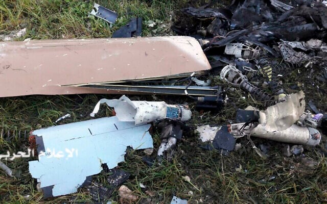 Photo d'illustration : Les débris d'un drone militaire israélien qui s'est écrasé à proximité de la frontière avec Israël, dans le secteur de Khalet Mariam, aux abords du village de Baraashit, dans le sud du Liban, le 31 mars 2018 (Crédit : Médias militaires du Hezbollah via l'AP)