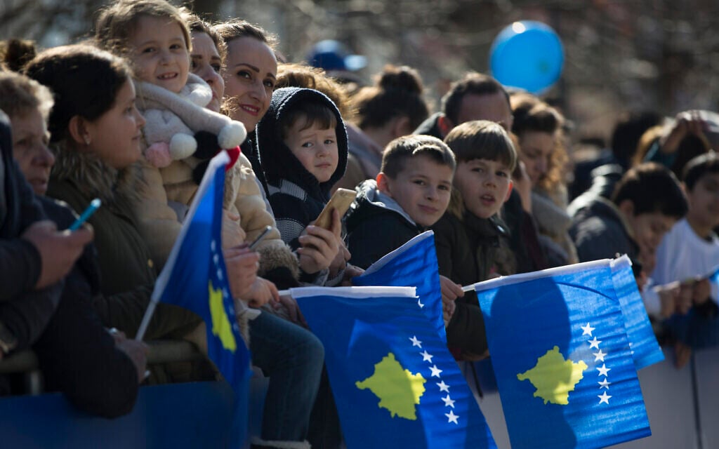 Des Kosovars agitent des drapeaux nationaux en attendant de voir un défilé militaire, lors des célébrations du 11e anniversaire de l'indépendance à Pristina, le 17 février 2019. (AP Photo/Visar Kryeziu) Des Kosovars agitent des drapeaux nationaux en attendant de voir un défilé militaire, lors des célébrations du 11e anniversaire de l'indépendance à Pristina, le 17 février 2019. (AP Photo/Visar Kryeziu)