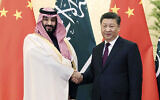 Le prince héritier saoudien Mohammad ben Salmane, à gauche, serre la main au président chinois Xi Jinping avant leur rencontre à Pékin, une photo diffusée par la Xinhua News Agency, le 22 février 2019 (Crédit : Liu Weibing/Xinhua via AP)