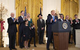 Le président américain Donald Trump en compagnie de la première dame Melania Trump, avec, de gauche à droite, le vice-président Mike Pence, Jared Kushner et Ivanka Trump et leurs enfants Arabella Kushner et Joseph Kushner, applaudissant lors d'une cérémonie pour la fête de Hanoukka dans la salle Est de la Maison Blanche, le 11 décembre 2019 à Washington. (AP/Manuel Balce Ceneta)