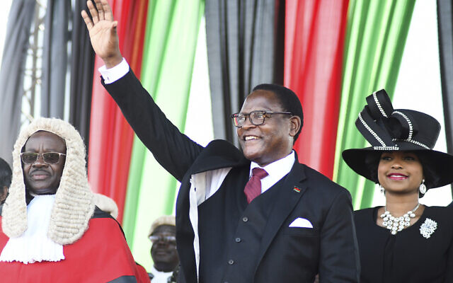 Le président nouvellement élu du Malawi, Lazarus Chakwera, salue ses partisans après avoir prêté serment à Lilongwe, au Malawi, le 28 juin 2020. Chakwera est le sixième président du Malawi après avoir remporté l'élection historique de la semaine dernière. C'est la première fois qu'un vote annulé par un tribunal en Afrique aboutit à la défaite d'un dirigeant sortant. (AP Photo/Thoko Chikondi) Le président nouvellement élu du Malawi, Lazarus Chakwera, salue ses partisans après avoir prêté serment à Lilongwe, au Malawi, le 28 juin 2020. Chakwera est le sixième président du Malawi après avoir remporté l'élection historique de la semaine dernière. C'est la première fois qu'un vote annulé par un tribunal en Afrique aboutit à la défaite d'un dirigeant sortant. (AP Photo/Thoko Chikondi)