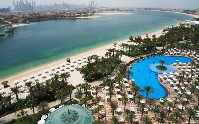 La piscine et la plage de l'hôtel Atlantis sont visibles avec la ligne d'horizon de la marina de Dubaï visible au loin à Dubaï, aux Émirats arabes unis, le mardi 14 juillet 2020. (AP Photo/Jon Gambrell) La piscine et la plage de l'hôtel Atlantis sont visibles avec la ligne d'horizon de la marina de Dubaï visible au loin à Dubaï, aux Émirats arabes unis, le mardi 14 juillet 2020. (AP Photo/Jon Gambrell)