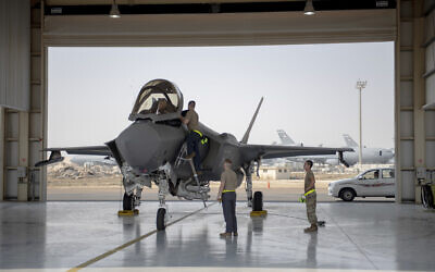 Illustration. Un pilote et l’équipage d’un avion F-35 se préparent pour une mission à la base aérienne d'Al-Dhafra aux Émirats arabes unis, le 5 août 2019. (Crédit : sergent Chris Thornbury, US Air Force, via AP)