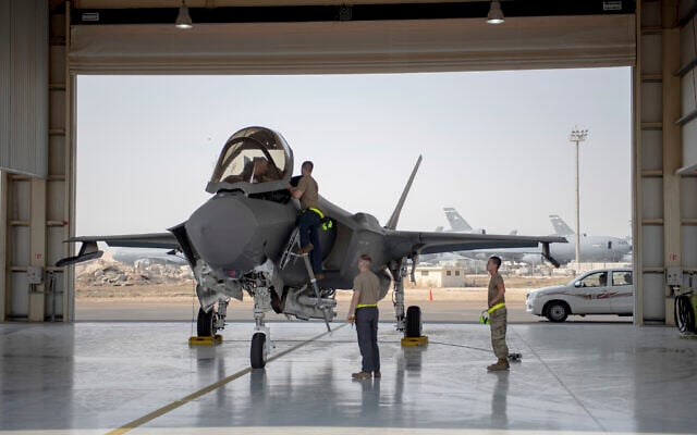 Illustration. Un pilote et l’équipage d’un avion F-35 se préparent pour une mission à la base aérienne d'Al-Dhafra aux Émirats arabes unis, le 5 août 2019. (Crédit : sergent Chris Thornbury, US Air Force, via AP)