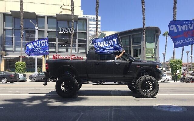 Un 4x4 rejoint le cortège de sympathisants de Donald Trump qui passe devant des manifestants Black Lives Matter réunis à à Los Angeles. (Crédit : Emily Valdez/KNX 1070 via AP) Un 4x4 rejoint le cortège de sympathisants de Donald Trump qui passe devant des manifestants Black Lives Matter réunis à à Los Angeles. (Crédit : Emily Valdez/KNX 1070 via AP)