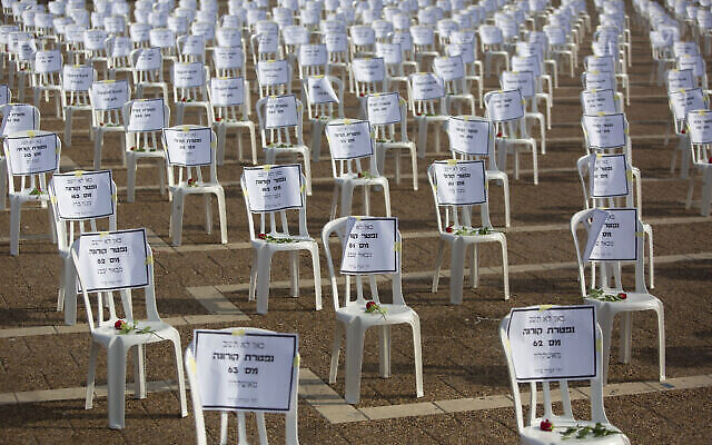 Mille chaises symbolisant les personnes mortes du coronavirus sont placées sur la place Rabin à Tel Aviv, le 7 septembre 2020. (AP Photo/Sebastian Scheiner)