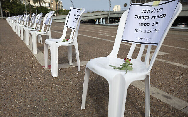 Des chaises protestant contre les morts dues au coronavirus sont placées sur la place Rabin à Tel Aviv, le 7 septembre 2020. (AP Photo/Sebastian Scheiner)