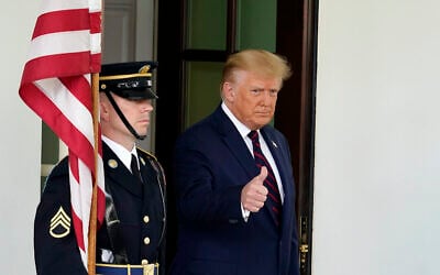 Le président Donald Trump salue le ministre des Affaires étrangères du Bahreïn, Khalid bin Ahmed Al Khalifa, (hors photo), à la Maison Blanche, le mardi 15 septembre 2020, à Washington. (AP/Alex Brandon)