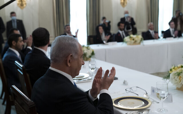 Le Premier ministre israélien Benjamin Netanyahu applaudit avant un déjeuner dans la salle à manger de la Maison Blanche après la cérémonie de signature des Accords d'Abraham sur la pelouse sud de la Maison Blanche, mardi 15 septembre 2020 à Washington. (AP/Alex Brandon)