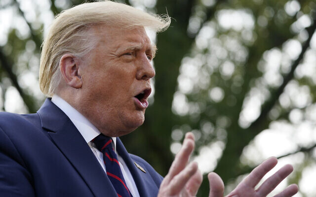 Le président américain Donald Trump s'exprime devant les journalistes alors qu'il se prépare à embarquer à bord de Marine One à la Maison Blanche, le 15 septembre 2020. (Crédit : AP Photo/Alex Brandon)