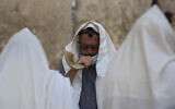 Un Juif souffle dans le Shofar lors d'une prière au mur Occidental, dans la Vieille Ville de Jérusalem, le 16 septembre 2020 (Crédit : AP Photo/Sebastian Scheiner)