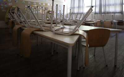 La salle vide d'une école élémentaire avant le nouveau confinement national pour stopper la propagation de l'épidémie de coronavirus à Tel Aviv, en Israël, le 17 septembre 2020 (Crédit :AP Photo/Sebastian Scheiner)