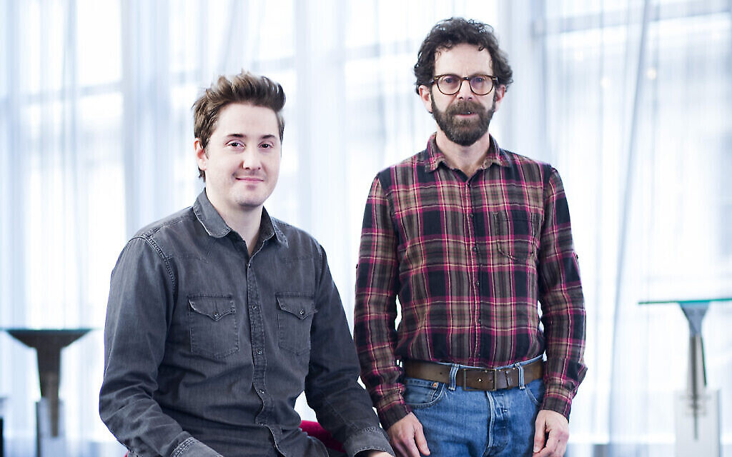 Les réalisateurs Duke Johnson et Charlie Kaufman prennent la pose à New York pour la promotion de leur film, "Anomalisa", le 30 novembre 2015. (AP images)