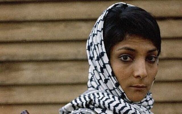 Leila Khaled, terroriste du FPLP, dans un camp de réfugiés palestiniens, le 14 novembre 1970. (AP Photo/Harry Koundakjian) Leila Khaled, terroriste du FPLP, dans un camp de réfugiés palestiniens, le 14 novembre 1970. (AP Photo/Harry Koundakjian)
