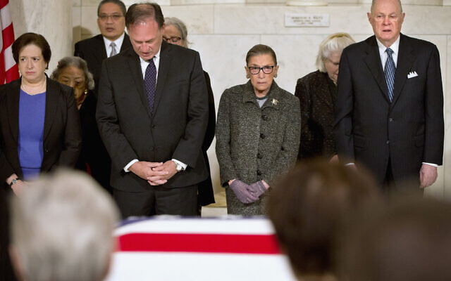 De gauche à droite, les juges à la Cour suprême Elena Kagan, Samuel Anthony Alito, Jr., Ruth Bader Ginsburg, et Anthony Kennedy pendant une cérémonie d'hommage privée organisée à la Cour suprême de Washington lors du décès du magistrat Antonin Scalia, le 19 février 2016 (Crédit : AP Photo/Jacquelyn Martin, Pool) De gauche à droite, les juges à la Cour suprême Elena Kagan, Samuel Anthony Alito, Jr., Ruth Bader Ginsburg, et Anthony Kennedy pendant une cérémonie d'hommage privée organisée à la Cour suprême de Washington lors du décès du magistrat Antonin Scalia, le 19 février 2016 (Crédit : AP Photo/Jacquelyn Martin, Pool)