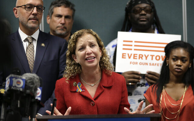 Debbie Wasserman Schultz, représentante Démocrate de Floride au congrès américain, lors d'une conférence de presse aux côtés de Ted Deutch, à gauche, à Fort Lauderdale, en Floride, le 5 juillet 2016 (Crédit : AP Photo/Lynne Sladky) Debbie Wasserman Schultz, représentante Démocrate de Floride au congrès américain, lors d'une conférence de presse aux côtés de Ted Deutch, à gauche, à Fort Lauderdale, en Floride, le 5 juillet 2016 (Crédit : AP Photo/Lynne Sladky)