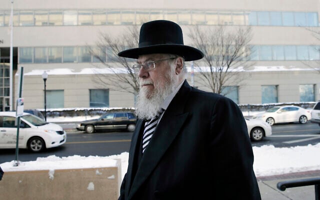 Le rabbin Mendel Epstein, à droite, arrive pour son procès dans une cour fédérale de Trenton, dans le New Jersey (Crédit : AP Photo/Mel Evans)