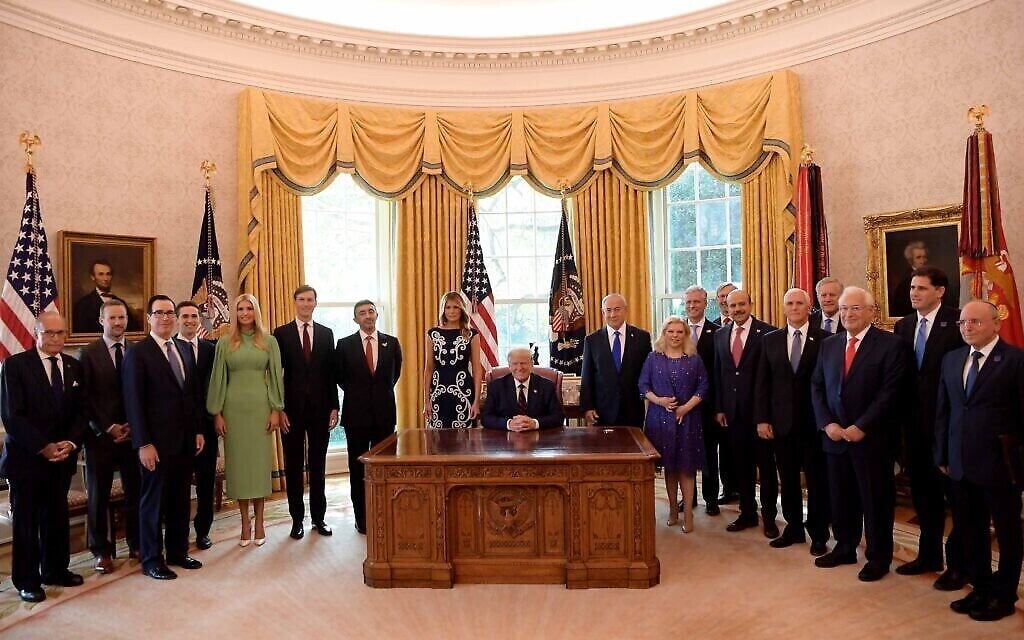 Le président américain entouré des acteurs clés de la signature des accords Abraham, à la Maison Blanche le 15 septembre 2020 (Avi Ohayon / Cabinet du Premier ministre)