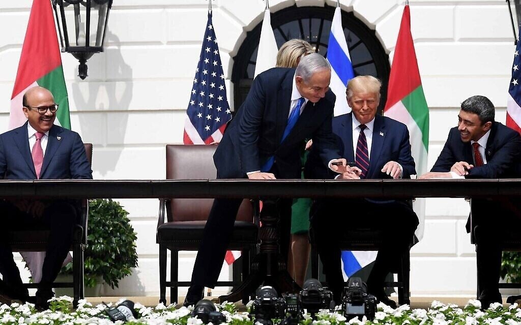 Le ministre des Affaires étrangères du Bahreïn Abdullatif al-Zayani, le Premier ministre israélien Benjamin Netanyahu, le président américain Donald Trump et le ministre des Affaires étrangères des EAU, Abdullah bin Zayed Al-Nahyan, signent les accords de normalisation à la Maison Blanche, le 15 septembre 2020. (Avi Ohayon / Cabinet du Premier ministre)