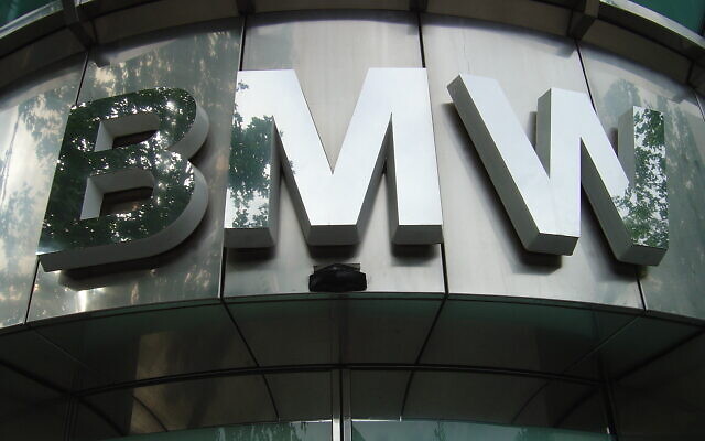 Un logo BMW au-dessus d'un showroom à Berlin. (CC BY Mangan 2002, Wikimedia Commons)