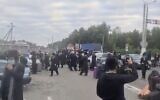 Capture d'écran d'une vidéo de Hassidim de Breslev à la frontière entre la Biélorussie et l'Ukraine, septembre 2020. (Haderim10)