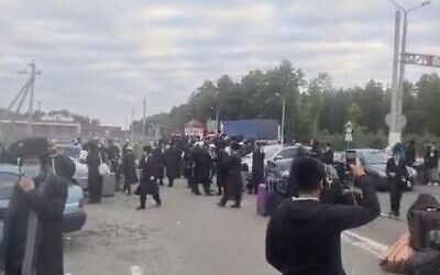 Capture d'écran d'une vidéo de Hassidim de Breslev à la frontière entre la Biélorussie et l'Ukraine, septembre 2020. (Haderim10)