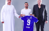 Diaa Sabia entouré de membres de l'encadrement du club Al-Nasr de Dubaï. (Crédit : alnasrclub.com)