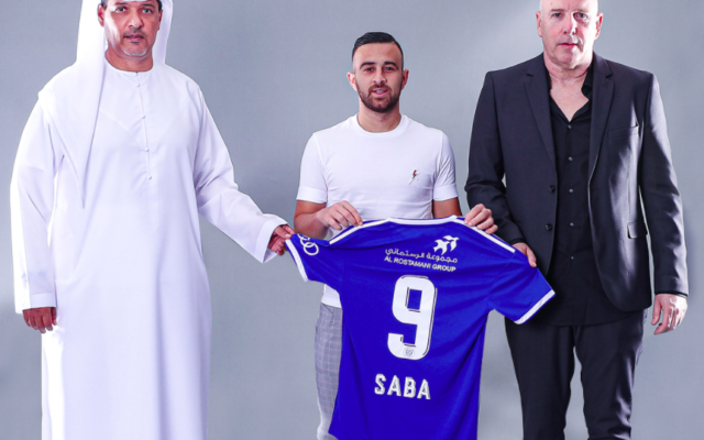 Diaa Sabia entouré de membres de l'encadrement du club Al-Nasr de Dubaï. (Crédit : alnasrclub.com)