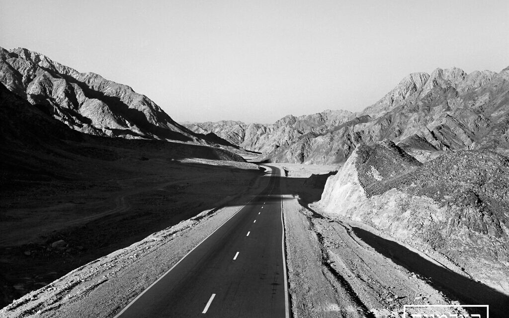 Une autoroute désertée dans l'Israël pré-État. (Autorisation : The Photo House)