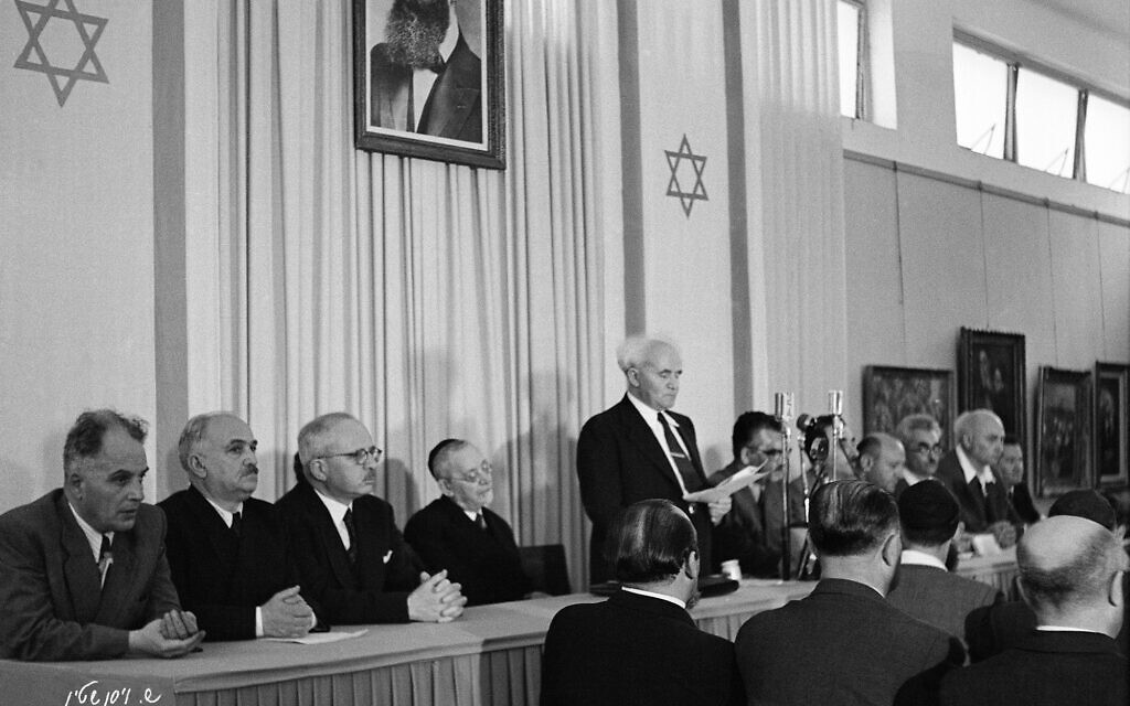 Le premier Premier ministre d'Israël, David Ben-Gurion, lors de la signature de la déclaration d'indépendance. (Autorisation : The Photo House)
