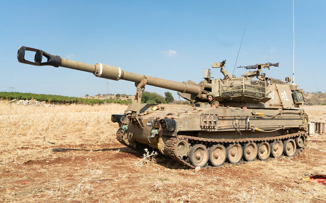 Un obusier mobile de Tsahal sur le qui-vive à la frontière libanaise (Armée israélienne)