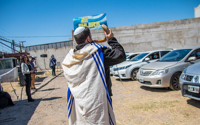 Le rabbin Marcelo Polakoff, grand rabbin du Israelite Union Center de Córdoba, sonne du shofar lors d'un office de Rosh HaShana "drive-in", le 20 septembre 2020. (Avec l'aimable autorisation de l'Israelite Union Center de Córdoba/via JTA) Le rabbin Marcelo Polakoff, grand rabbin du Israelite Union Center de Córdoba, sonne du shofar lors d'un office de Rosh HaShana "drive-in", le 20 septembre 2020. (Avec l'aimable autorisation de l'Israelite Union Center de Córdoba/via JTA)