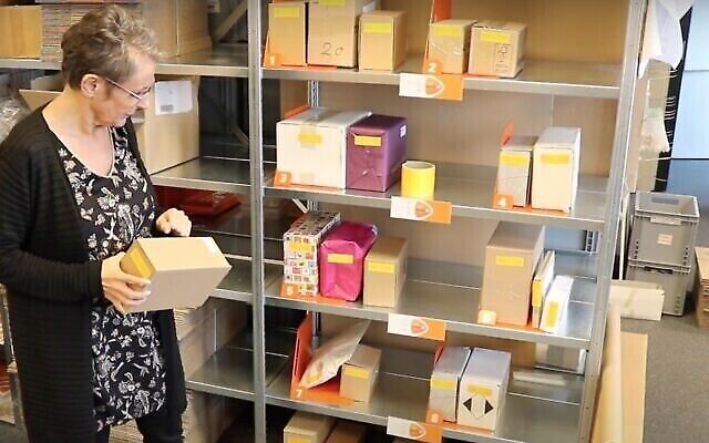 Des colis dans un bureau de poste néerlandais (Capture écran/Youtube)