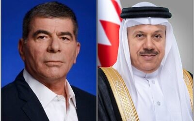 Le ministre des Affaires étrangères israéliens Gabi Ashkenazi et son homologue bahreïni Abdullatif bin Rashid Al Zayani, tels qu'ils sont apparus dans un tweet émis par le ministère des Affaires étrangères du Bahrein après leur premier entretien téléphonique rendu public, le 12 septembre 2020 (Crédit :  Twitter)