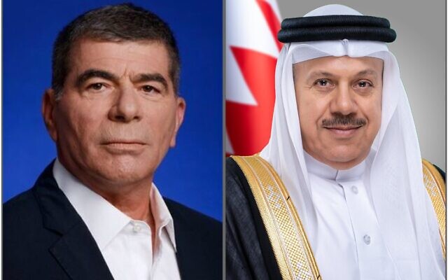 Le ministre des Affaires étrangères israéliens Gabi Ashkenazi et son homologue bahreïni Abdullatif bin Rashid Al Zayani, tels qu'ils sont apparus dans un tweet émis par le ministère des Affaires étrangères du Bahrein après leur premier entretien téléphonique rendu public, le 12 septembre 2020 (Crédit :  Twitter)