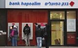 Un distributeur de billets de la Banque Hapoalim. (Crédit : Yonatan Sindel/Flash90)