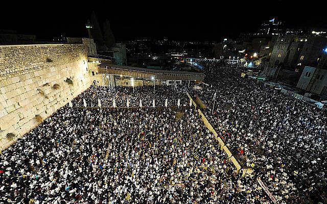 Des milliers de personnes prient au mur Occidental, dans la Vieille Ville de Jérusalem, en 2019. (Crédit : Yonatan Sindel/Flash90) Des milliers de personnes prient au mur Occidental, dans la Vieille Ville de Jérusalem, en 2019. (Crédit : Yonatan Sindel/Flash90)