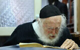 Le rabbin Chaim Kanievsky chez lui dans la ville de Bnei Brak à l'occasion de son 92ème anniversaire, le 11 janvier 2019. (Crédit : Shlomi Cohen / Flash90)